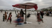 Afghanische Kinder genießen eine Karussellfahrt in einem Park in Kabul und vergessen für einen Moment den Alltag. Foto: epa/Samiullah Popal