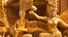 Detailreich gearbeitete Wachsskulpturen mit mythologischen Figuren zählen zu den zentralen Kunstwerken des Kerzenfestivals in Ubon Ratchathani. Fotos: Tourism Authority of Thailand