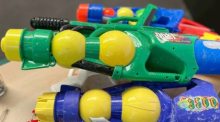 Gebrauchte Wasserpistolen aus Kunststoff werden nach dem Songkran-Fest zur Weiterverarbeitung gesammelt und sortiert. Bild: Bangkok Metropolitan Administration (BMA)