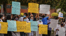 Menschen protestieren an einem Straßenrand in Colombo gegen die aktuelle Wirtschaftskrise. Foto: epa/Chamila Karunarathne