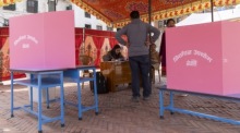 Wahlvorbereitung in Kathmandu: Wahlhelfer sammeln Urnen und Material für die Parlamentswahl, bei der 275 Abgeordnete ins nepalesische Parlament gewählt werden. Foto: epa/Narendra Shrestha