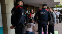 Protestierende versammeln sich vor Klinik in Spanien, nachdem eine junge Frau auf eigenen Wunsch Sterbehilfe erhielt und der Fall landesweit für Streit sorgt. Foto: dpa/Lorena Sopêna