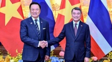 Der thailändische Premierminister Anutin Charnvirakul (l.) und Vietnams Premierminister Pham Minh Chinh begrüßen sich bei dem Treffen in Hanoi. Foto: epa/Nhac Nguyen