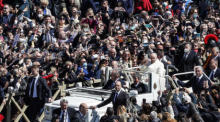 Der Papst begrüßt die Gläubigen während der Palmsonntagsmesse auf dem Petersplatz. Foto: epa/Giuseppe Lami