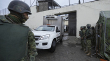 Soldaten bewachen den Eingang des Inca-Gefängnisses, während ein forensischer Tatortwagen die Leichen von Insassen entfernt, die während einer Gefängnisrevolte getötet wurden. Foto: Dolores Ochoa
