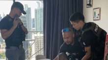 Spezialkräfte der Einwanderungsbehörde nahmen einen der beiden französischen Tatverdächtigen in einem Luxuscondominium im Bangkoker Stadtteil Asok fest. Bild: Police News Varieties