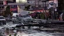 Umgestürzte Strommasten blockierten die Chalong Krung Road über mehrere Kilometer. Bild: Bangkok Metropolitan Administration (BMA)