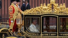 Der britische König Charles III. und seine Gemahlin Camilla verlassen den Buckingham Palast und gehen zur Krönungszeremonie in die Westminster Abbey in London. Foto: epa/epa-efe/neil Hall