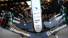 Monteure arbeiten in der Garage des britischen Formel-1-Piloten Lewis Hamilton von Mercedes-AMG Petronas. Foto: epa/Ali Haider
