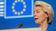 EU-Kommissionspräsidentin Ursula von der Leyen nach dem EU-Gipfel in Brüssel, bei dem Ukraine, Finanzen, Erweiterung und Wirtschaftslage beraten wurden. Foto: epa/Olivier Hoslet