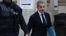 Nicolas Sarkozy (R), ehemaliger französischer Präsident, trifft im alten Justizpalast in Paris ein, um an einer Anhörung in seinem Berufungsverfahren teilzunehmen. Foto: epa/Mohammed Badra