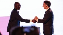 Frankreichs Präsident Emmanuel Macron trifft Kenias Präsidenten William Ruto beim Africa Forward Summit in Nairobi. Foto: EPA/Daniel Irungu