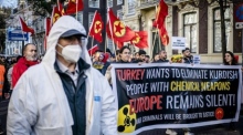 Menschen protestieren in Den Haag gegen den angeblichen Einsatz von Chemiewaffen durch die Türkei gegen Kurden. Foto: epa/Bart Maat