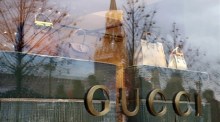 Das Logo von Gucci in einem Schaufenster eines geschlossenen Gucci-Einzelhandelsgeschäfts. Foto: epa/Maxim Shipenkov