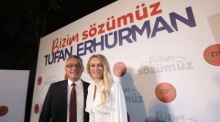 Erhürman und seine Frau Nilen posieren nach dem Wahlsieg in Nord-Nikosia. Foto: epa/Birol Bebek