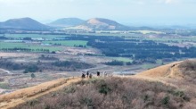 Besucher spazieren durch verschneite Landschaft am Saebyeol Oreum in Aewol auf Jeju Foto: epa/Yonhap