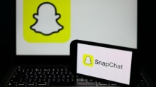 Das Logo der Social-Media-App Snapchat ist auf einem Smartphone und einem Laptop zu sehen. In Großbritannien wird über strengere Alterskontrollen für soziale Netzwerke diskutiert. Foto: Adam Vaughan/epa/dpa.