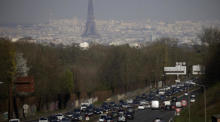 Stau auf der Autobahn A13 in der Nähe des Eiffelturms, die in die Normandie führt, in Paris. Foto: epa/Yoan Valat