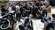 Verteidiger Choochat Kanpai spricht nach der Urteilsverkündung im Erawan-Anschlagsprozess vor Medienvertretern in Bangkok. Foto: epa/Rungroj Yongrit