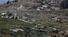 Ein israelisches Militärfahrzeug ist nahe der Grenze zum Libanon im Einsatz. Zuvor hatte es einen Schusswechsel nach einem Grenzübertritt gegeben. Foto: epa/Atef Safadi