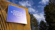 An einem Gebäude vor der Jahrestagung des Weltwirtschaftsforums (WEF) in Davos ist das Logo des Weltwirtschaftsforums zu sehen. Foto: epa/Michael Buholzer
