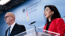 Katherina Reiche und Dietmar Woidke sprechen nach einem Treffen zur Wirtschafts- und Energiepolitik in Berlin. Foto: dpa/Carsten Koall
