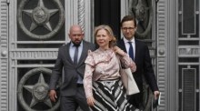 Die schwedische Botschafterin in Russland, Malena Mard (C), verlässt das russische Außenministerium in Moskau. Foto: epa/Yuri Kochetkov