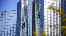 Dieses Logo spiegelt sich in den Fenstern der Zentrale der Deutschen Bank in Frankfurt am Main. Foto: epa/Armando Babani