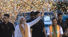 Modi feiert mit BJP-Präsident Nitin Nabin den Wahlsieg seiner Partei bei den Landtagswahlen in Assam und Westbengalen. Foto: epa/Rajat Gupta