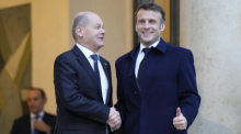 Emmanuel Macron (r), Präsident von Frankreich, begrüßt Bundeskanzler Olaf Scholz (SPD) im Elysee-Palast. Macron lud zu einer internationalen Unterstützerkonferenz für die Ukraine ein. Foto: Lewis Joly/Ap/dpa