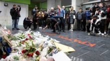 Protestierender sprüht Parole am Bahnhof von Thessaloniki nach tödlichem Zugunglück mit zahlreichen Opfern und wachsender Kritik an den Behörden. Foto: epa/Achilleas Chiras