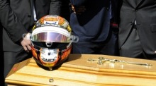 Die Helme des verstorbenen französischen Formel-1-Piloten Jules Bianchi auf seinem Sarg nach seiner Beerdigungszeremonie vor der Kathedrale Sainte Reparate in Nizza. Foto: epa/Olivier Anrigo
