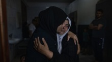 Angehörige trauern im Nasser-Krankenhaus in Khan Yunis um ein bei einem Luftangriff im Gazastreifen getötetes Mädchen. Foto: EPA/Haitham Imad