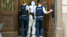 Der mutmaßliche Täter wird dem Haftfrichter vorgeführt. Nach der tödlichen Messerattacke in einer Regensburger Bank versucht die Kriminalpolizei weiter, die Hintergründe aufzuklären. Foto: Armin Weigel/dpa