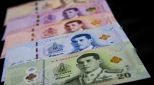 Thai-Baht (THB) Banknoten zur Schau gestellt in Bangkok; man sieht verschiedene Banknoten, die die Möglichkeiten symbolisieren, die Kakao Bank bei ihrer Expansion nach Thailand ergreift. Foto: epa-efe/Diego Azubel