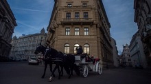 TouristInnen fahren mit einer Kutsche in der Bankgasse im Zentrum von Wien. Foto: epa/Zoltan Balogh Hungary Out