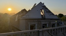 Rettungskräfte sichern den Einschlagsort eines russischen Angriffs auf ein Gebäude in der ukrainischen Stadt Saporischschja. Foto: EPA/Daryna Naumova