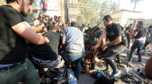 Die Anhänger des irakischen schiitischen Geistlichen Muqtada al-Sadr helfen verletzten Demonstranten. Foto: epa/Ahmed Jalil