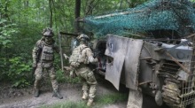 Soldaten der ukrainischen Nationalgarde trainieren im Gebiet Charkiw den Einsatz unter simulierten Drohnenangriffen. Foto: EPA/Sergey Kozlov