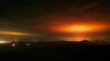 Die rote Glut des Vulkanausbruchs erhellt den Nachthimmel. Archivfoto: epa/GOLLI
