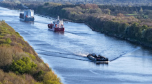 Lastkahn für geplanten Transport des gestrandeten Buckelwals fährt über den Nord-Ostsee-Kanal Richtung Ostsee. Foto: dpa/Bodo Marks