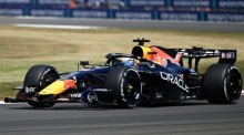 Red-Bull-Pilot Max Verstappen fährt im Training zum Großen Preis von Großbritannien auf dem Silverstone Circuit. Foto: Peter Powell/epa