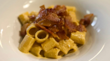Ein Teller mit Pasta Carbonara, einem typischen italienischen Nudelgericht, steht auf einem Reatuaranttisch. Foto: Christoph Sator/dpa