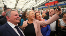 Sinn Fein-Vizepräsidentin Michelle O'Neill (C) macht ein Selfie mit Sinn Fein-Führerin Mary Lou McDonald (R) bei der Nordirlandkonferenz. Foto: epa/Stringer