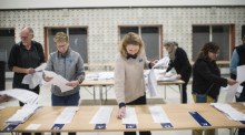Mitglieder der lokalen Wahlkommission zählen die Stimmen in einem Wahllokal im Rathaus von Odense. Foto: Tim Kildeborg Jensen/Ritzau Scanpix/ap
