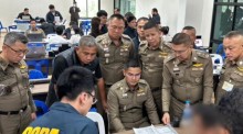 Ermittler von Polizei und Bezirksverwaltung werten im Rahmen der Operation „Removing the Dragon’s Scales“ Unterlagen und Beweismaterial zu dem mutmaßlichen Netzwerk für gefälschte Geburtsregistrierungen aus. Bild: Metropolitan Police Bureau (MPB)