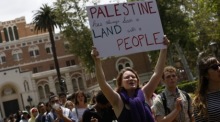 Studierende und Gemeindemitglieder marschieren während einer Gaza-Solidaritätsbesetzung auf dem Campus, um sich für Palästina in Los Angeles einzusetzen. Foto: epa/Caroline Brehman