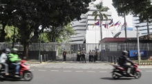 Polizei und Sicherheitspersonal stehen. Foto: epa/Bagus Indahono