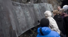 Die Hinterbliebenen und Angehörigen der Verstorbenen nach der Tragödie der Scandinavian Star stehen an der Gedenkstätte in Oslo. Foto: epa/Jarl Rehn-erichsen Norwegen Out
