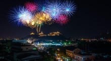 Spektakuläres Feuerwerk erleuchtet den Himmel über Phetchaburi, ein leuchtendes Zeichen der Freude und Gemeinschaft. Foto: Hua Hin Today